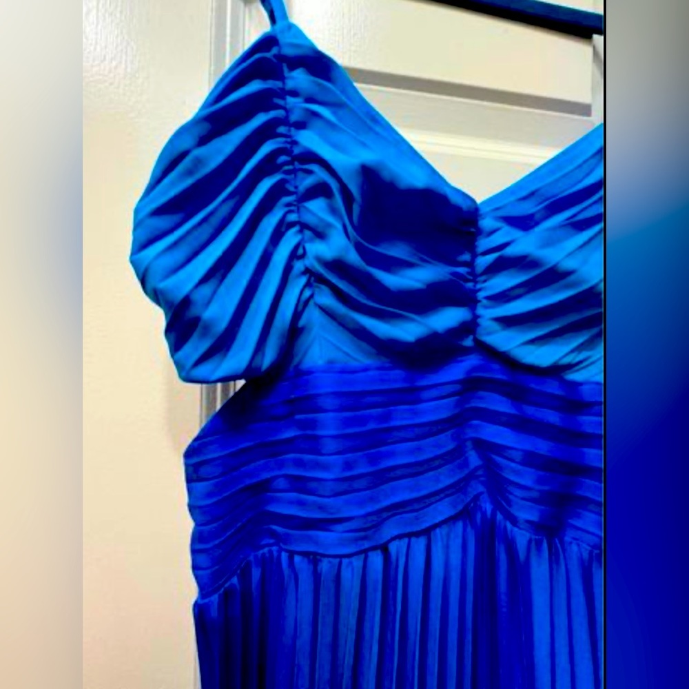 Wear it 2 times, selling it because I need to change my closet items.